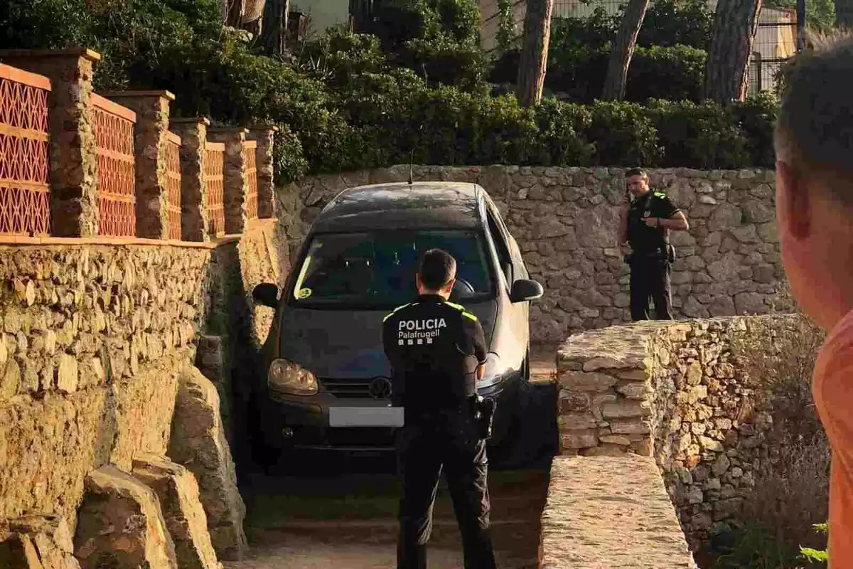 Imatge cotxe encallat al Camí de Ronda de Palafurgell