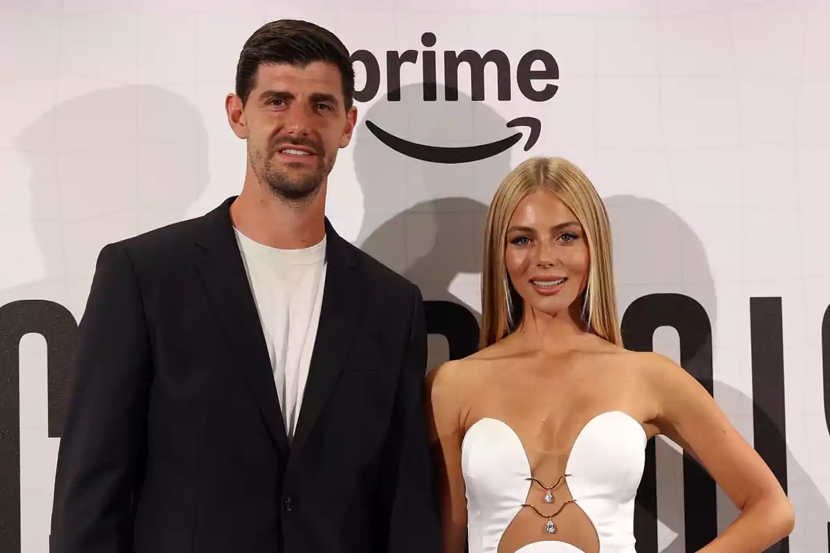 Thibaut Courtois i Mishel Gerzig posen juntes en un esdeveniment amb un fons que mostra el logotip d'Amazon Prime. Thibaut Courtois i Mishel Gerzig posen juntes en un esdeveniment amb un fons que mostra el logotip d'Amazon Prime.