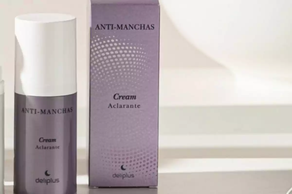 Envàs i caixa d'una crema aclaridora anti-taques de la marca Deliplus en un fons neutre. Envàs i caixa d'una crema aclaridora anti-taques de la marca Deliplus en un fons neutre.