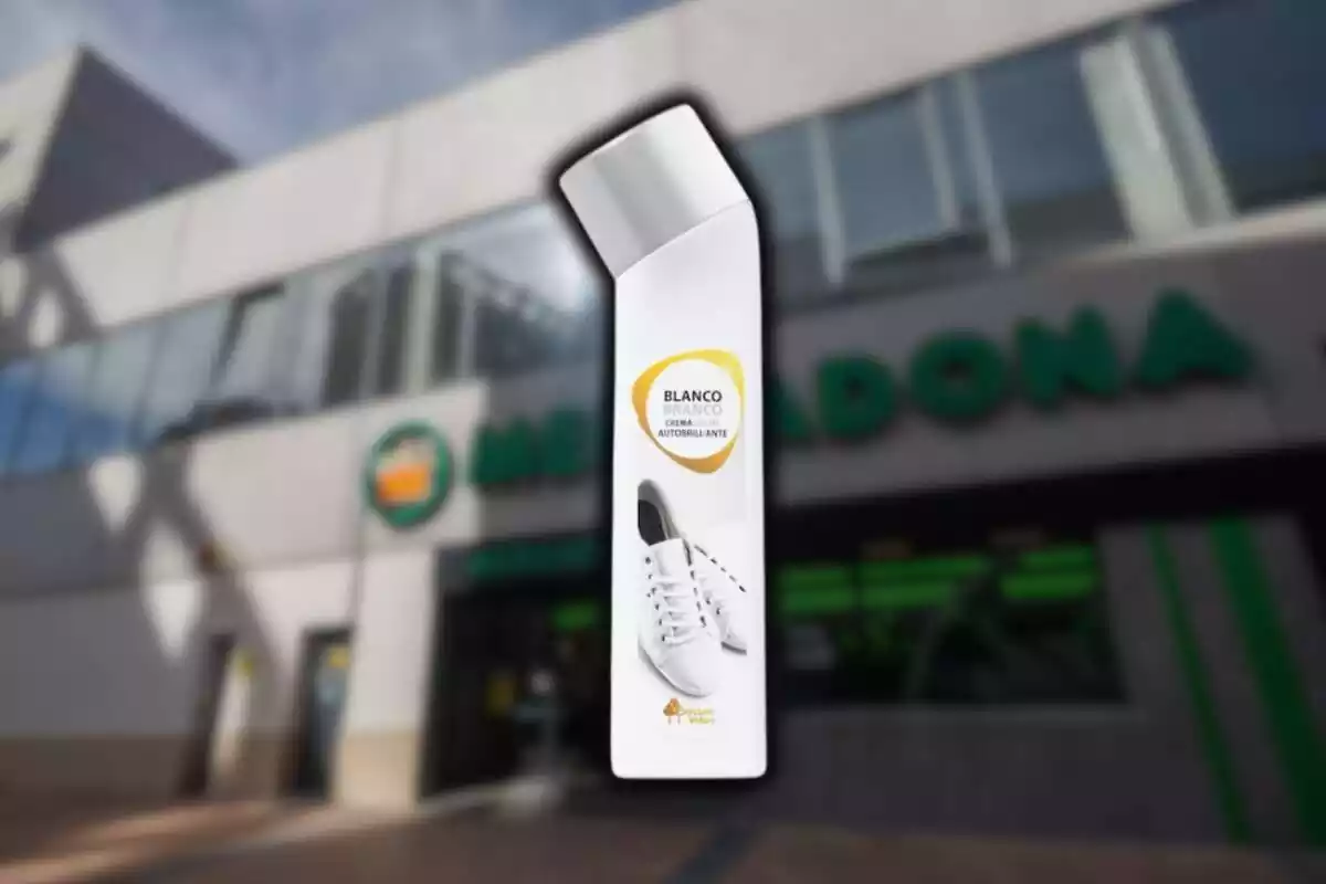 Crema calçat blanc de Bosc Verd sobre fons desenfocat de Mercadona Crema calçat blanc de Bosc Verd sobre fons desenfocat de Mercadona