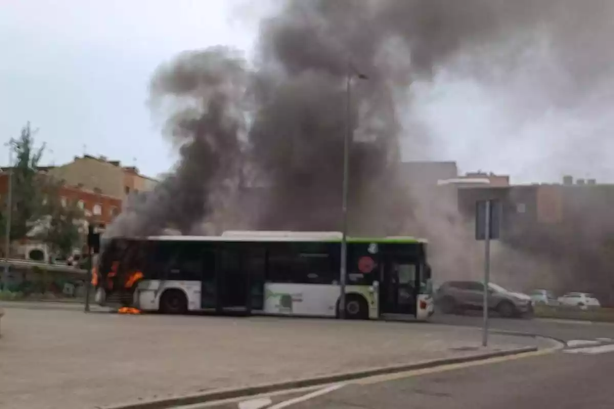 Un autobus s'incendia a terrassa