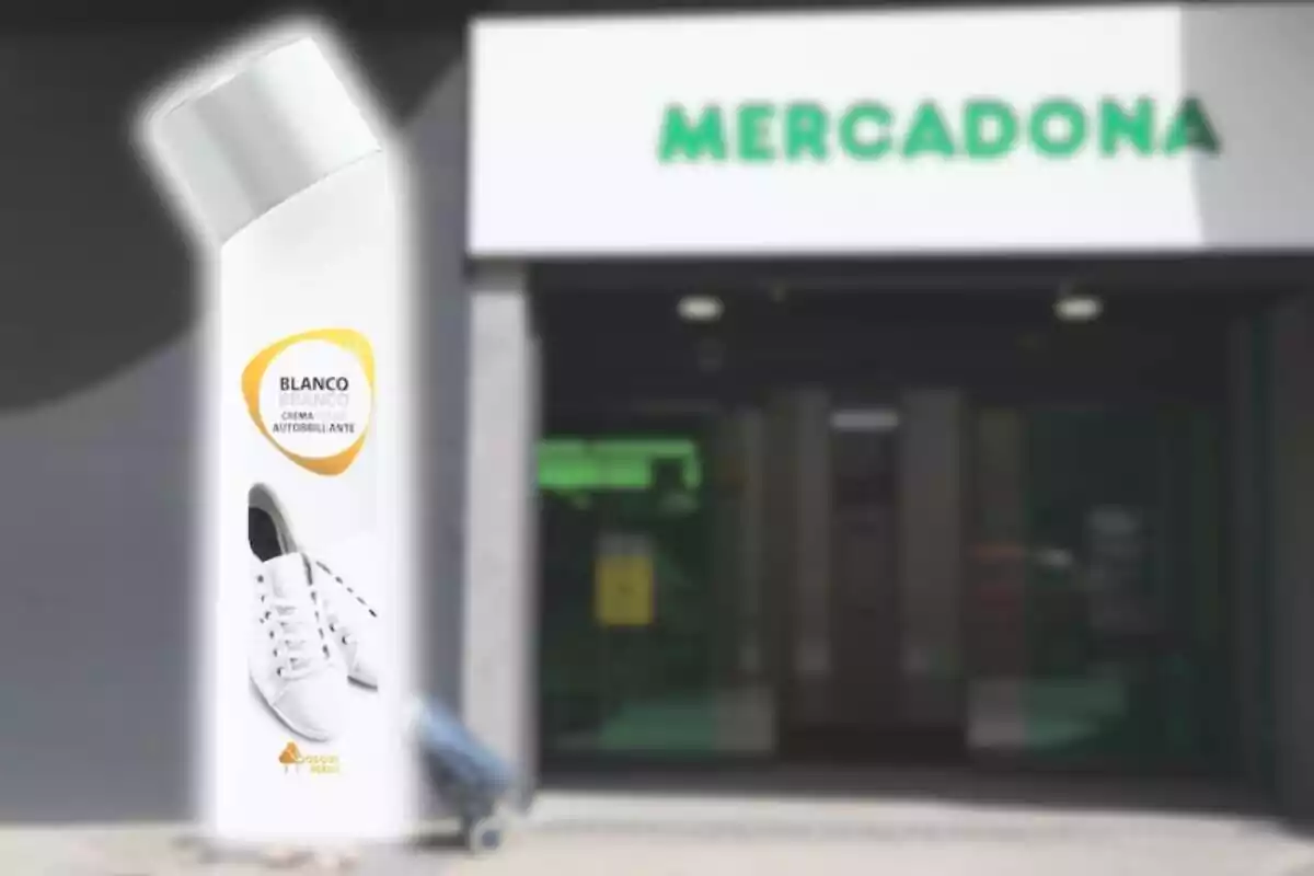Crema calzado blanco Bosque Verde sobre fondo puerta de Mercadona Crema calzado blanco Bosque Verde sobre fondo puerta de Mercadona