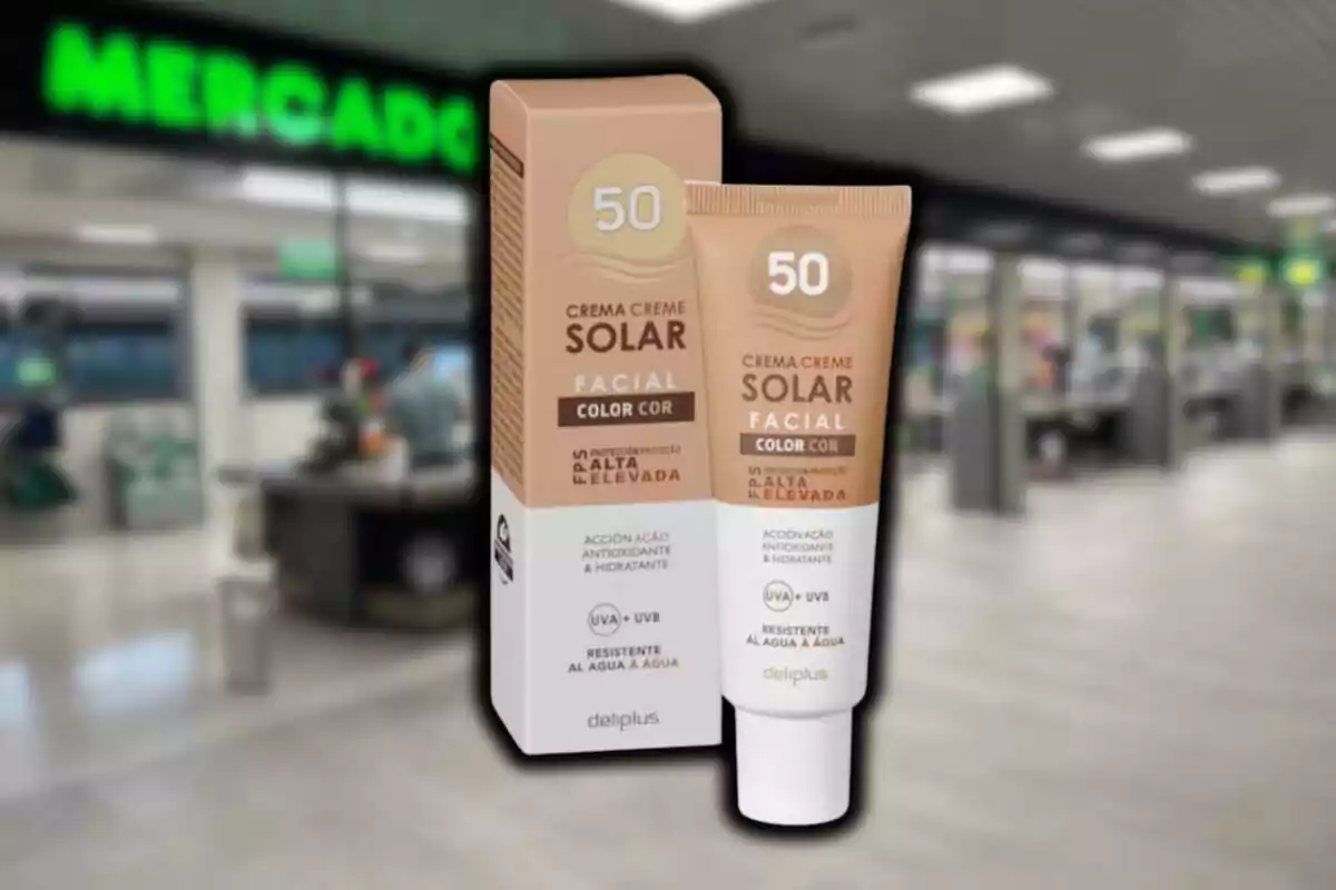 Caixa i pot de crema solar de protecció 50 amb color de Deliplus sobre fons de Mercadona desenfocat Caixa i pot de crema solar de protecció 50 amb color de Deliplus sobre fons de Mercadona desenfocat
