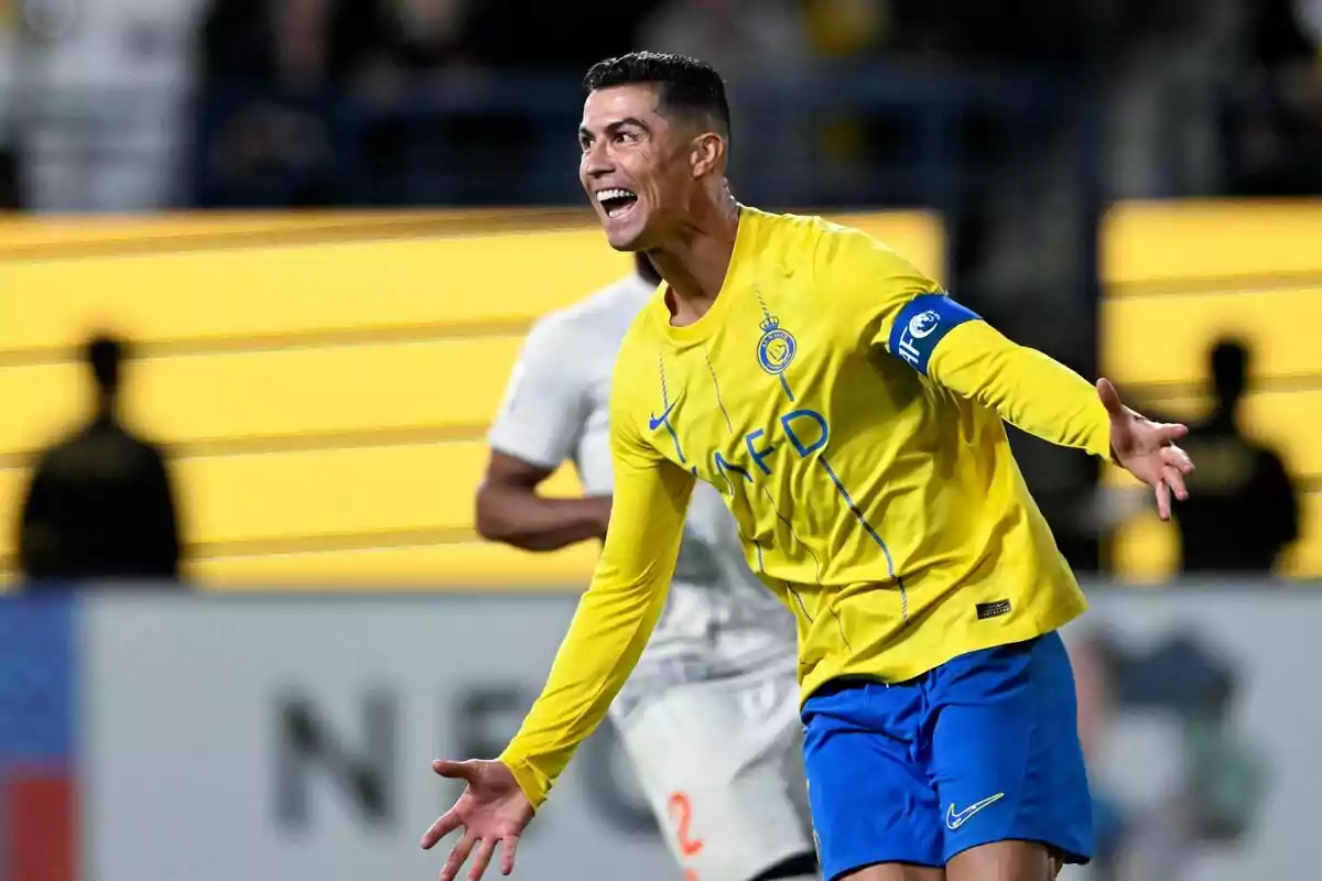 Cristiano Ronaldo celebrando un gol con uniforme amarillo y azul en un estadio. Cristiano Ronaldo celebrando un gol con uniforme amarillo y azul en un estadio.