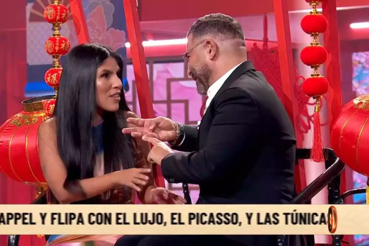 Captura de 'Cuentos Chinos' amb Isa Pantoja parlant amb Jorge Javier Vázquez mentre riuen el 25 de setembre de 2023