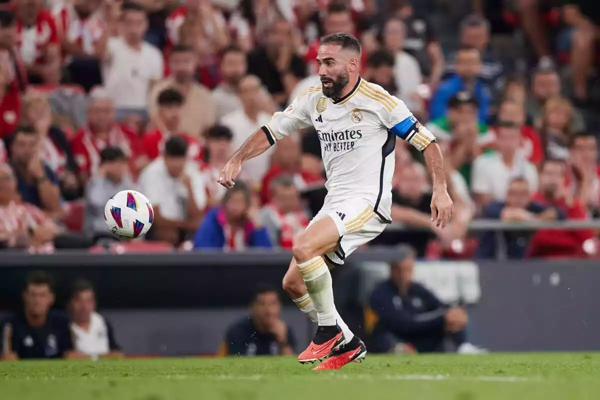 Dani Carvajal intentant controlar una pilota contra l'Athletic Club Dani Carvajal intentant controlar una pilota contra l'Athletic Club