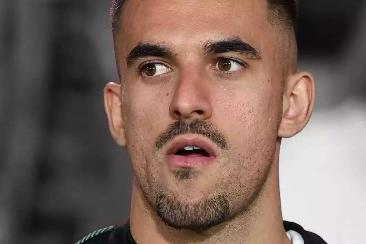 Dani Ceballos, pensatiu, amb el fons en blanc i negre