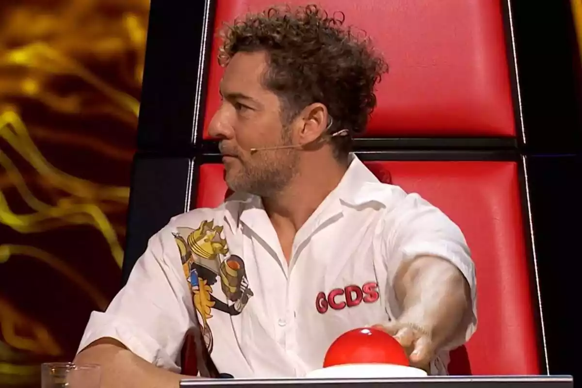 Captura de David Bisbal amb la mà aixecada abans de tocar el botó de la cadira de La Voz Kids Captura de David Bisbal amb la mà aixecada abans de tocar el botó de la cadira de La Voz Kids