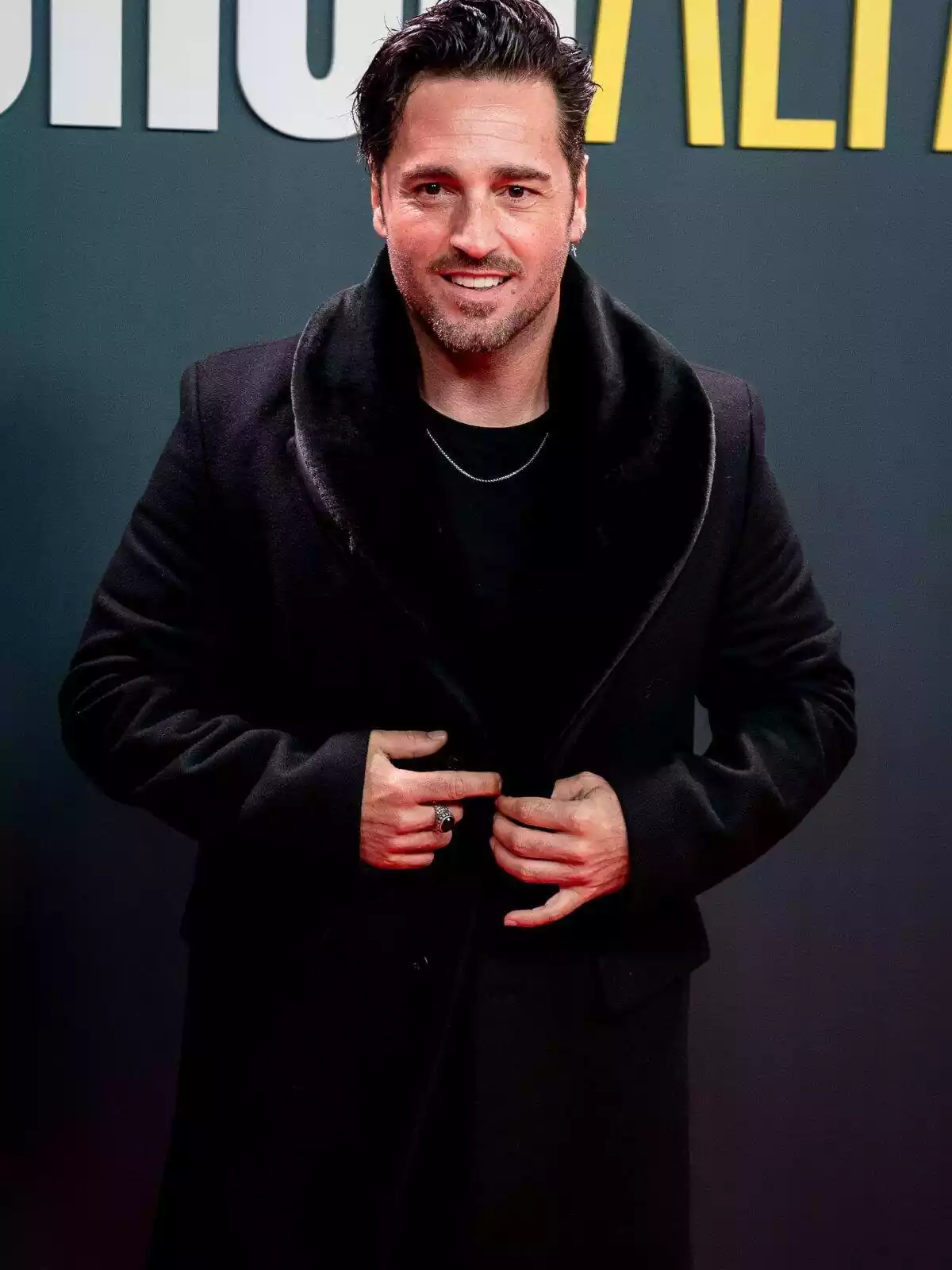 David Bustamante somrient amb les mans a la jaqueta negra David Bustamante somrient amb les mans a la jaqueta negra