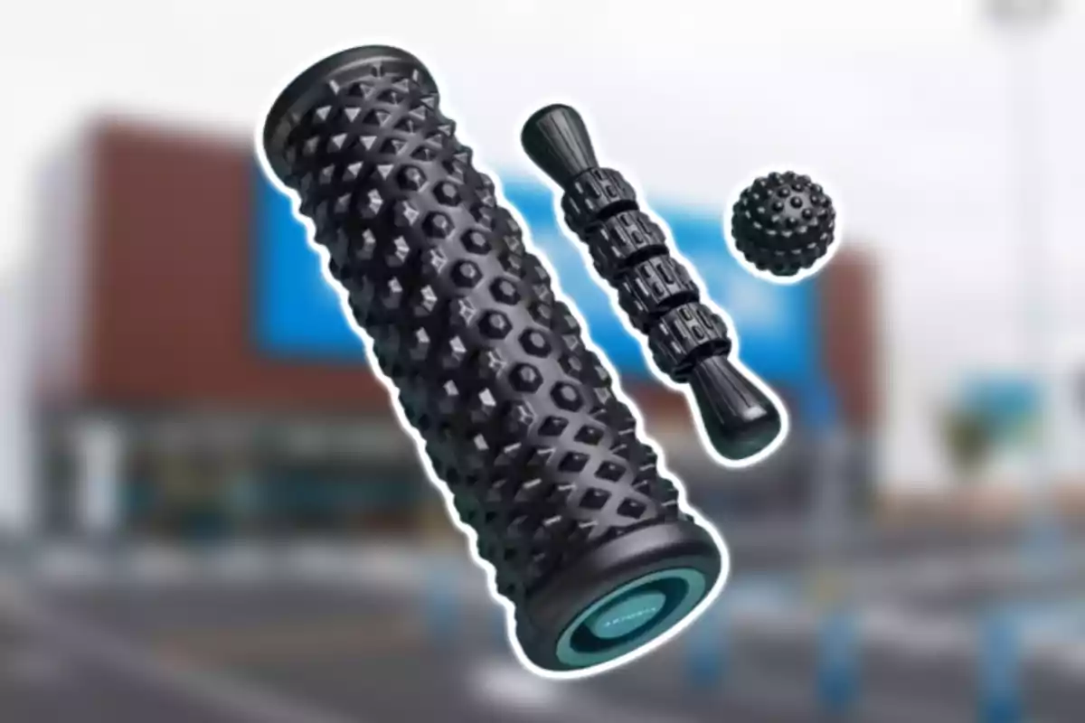 Tres eines de massatge texturitzades en primer pla amb un fons desenfocat. Tres eines de massatge texturitzades en primer pla amb un fons desenfocat.