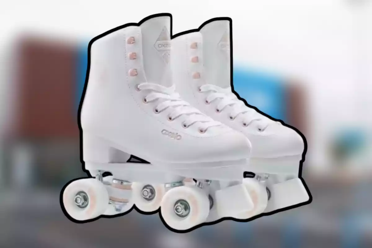 Un parell de patins de quatre rodes blancs amb detalls rosats sobre un fons desenfocat.