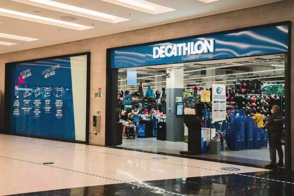 Entrada d'una botiga esportiva Decathlon