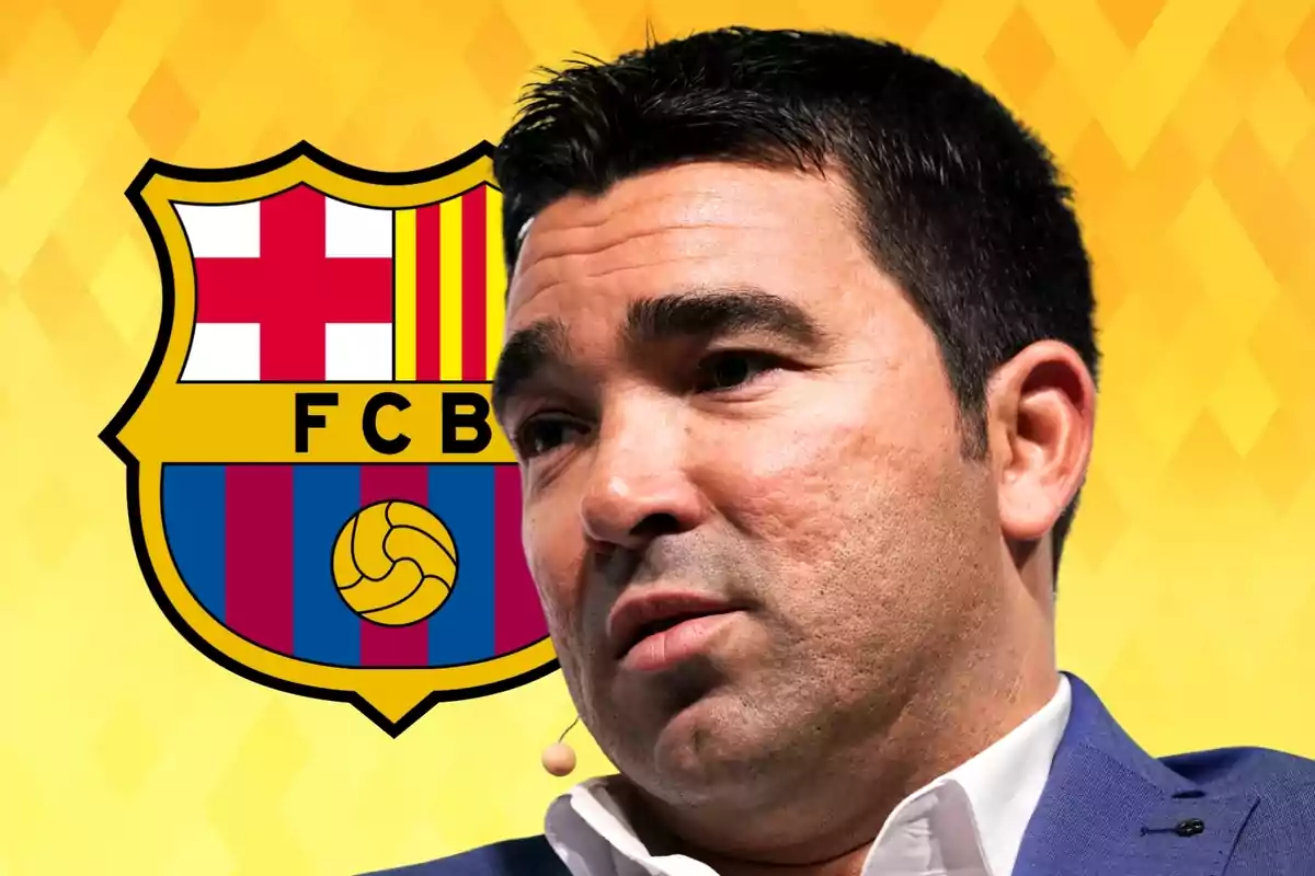 Un home amb un micròfon a l'orella davant de l'escut del FC Barcelona sobre un fons groc.