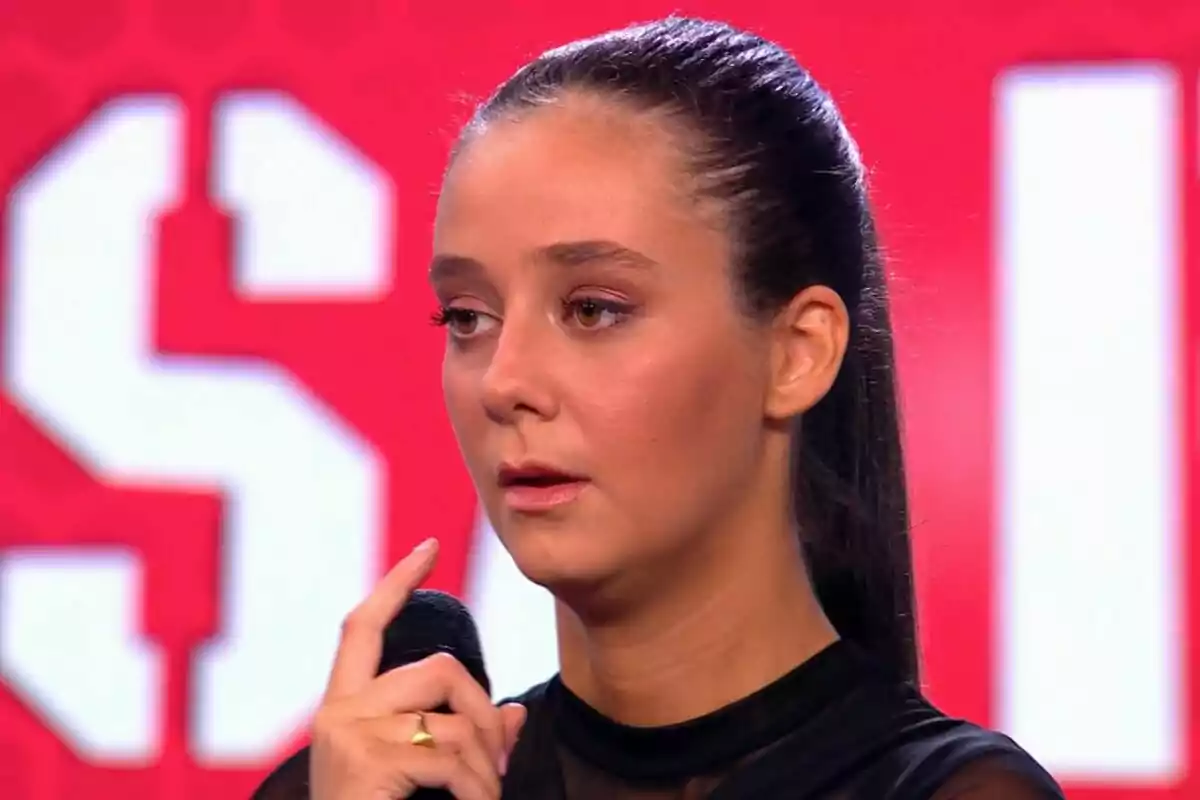 Victoria Federica amb cabell fosc recollit sosté un micròfon davant d'un fons vermell a El Desafío. Victoria Federica amb cabell fosc recollit sosté un micròfon davant d'un fons vermell a El Desafío.