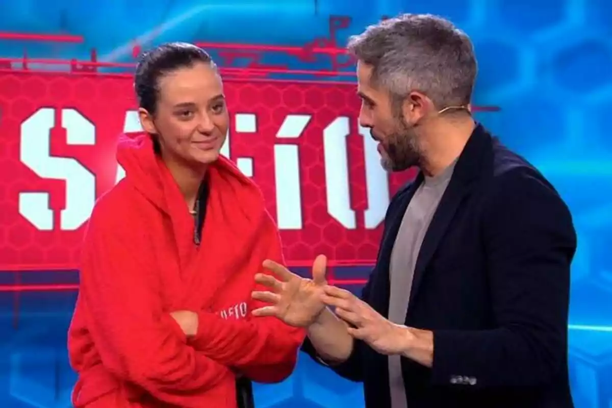 Victòria Federica i Roberto Leal conversant a El Desafío amb fons vermell i blau.