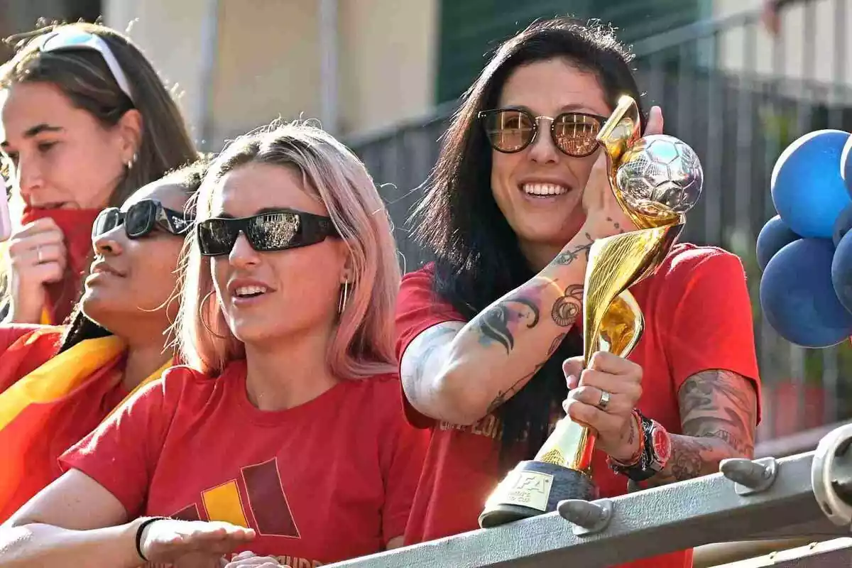 Imatge d'Alwxia Putellas i Jenni Hermoso amb el guardó del Mundial