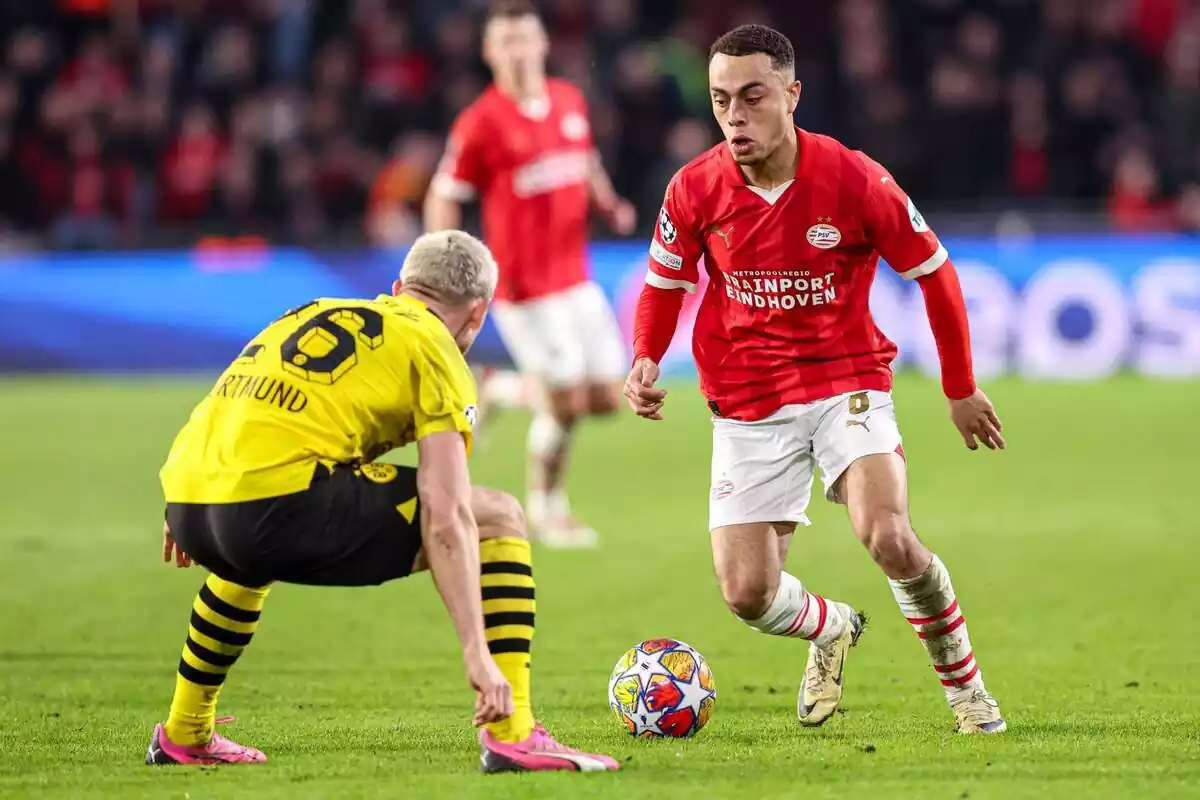 Sergiño Dest facing a rival with the PSV shirt Sergiño Dest facing a rival with the PSV shirt