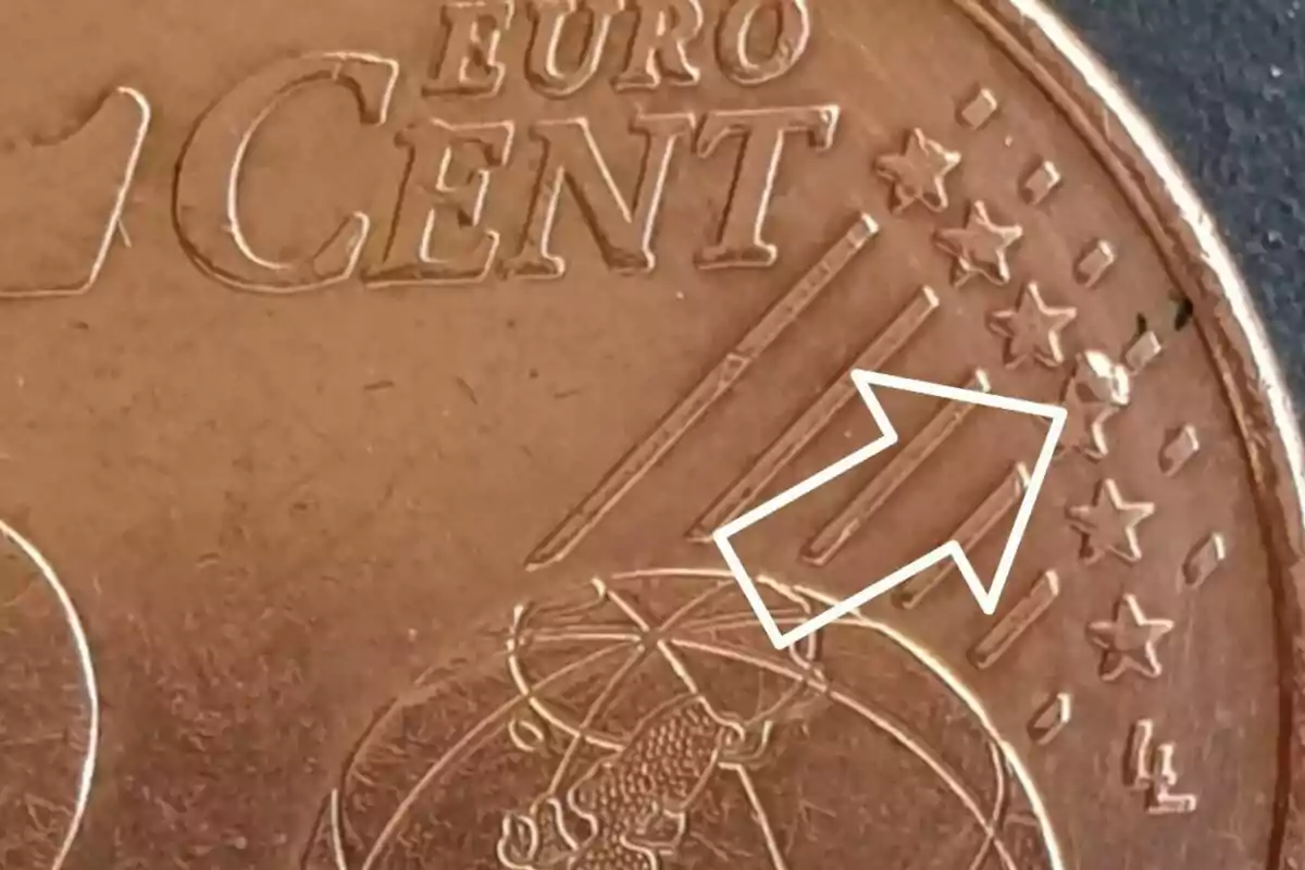 Moneda d?un cèntim d?euro amb un detall ampliat i una fletxa blanca assenyalant una part específica del disseny. Moneda d?un cèntim d?euro amb un detall ampliat i una fletxa blanca assenyalant una part específica del disseny.