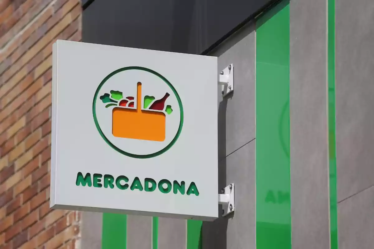 detall del logo de mercadona en un supermercat