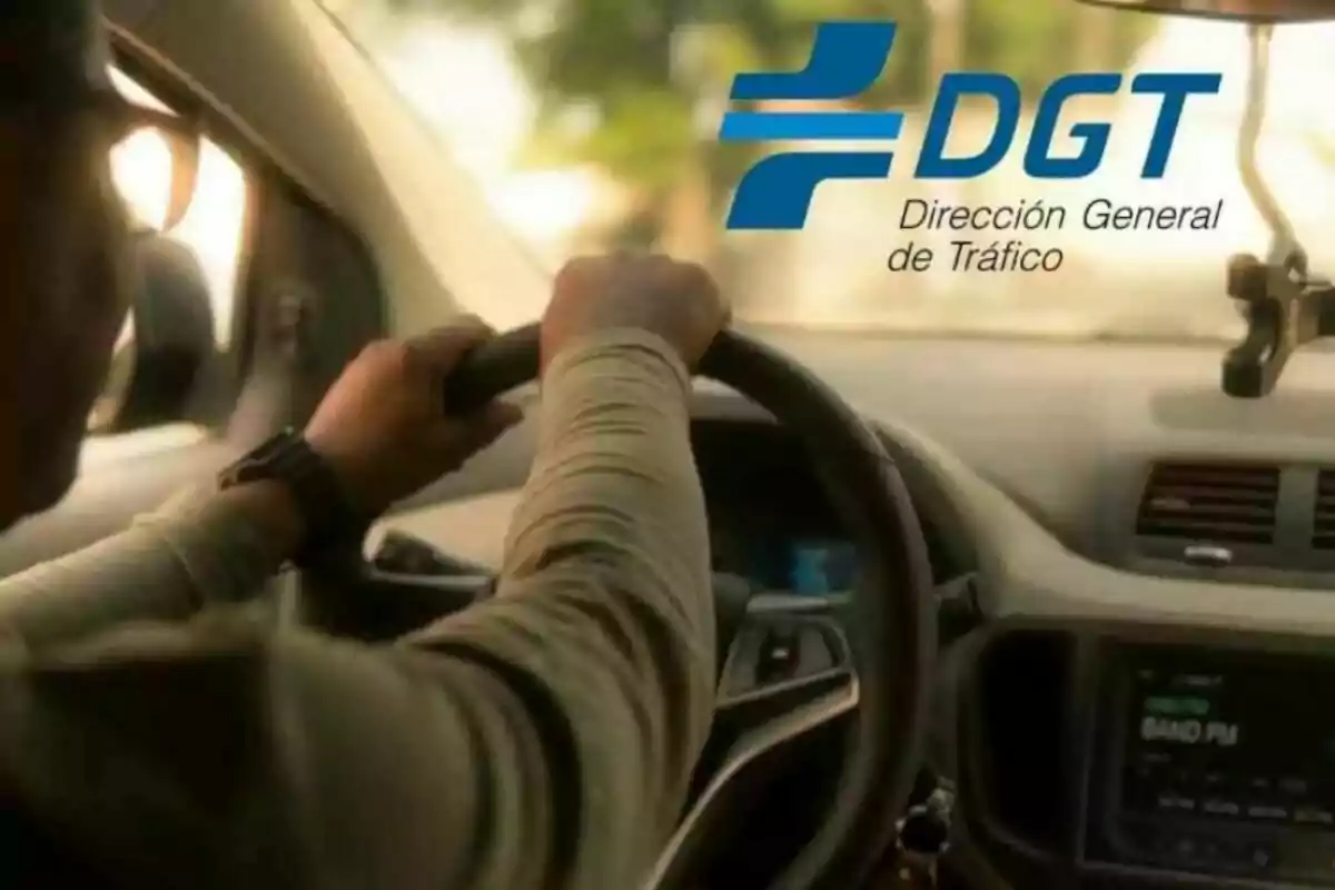 Persona conduint un automòbil amb el logo de la Direcció General de Trànsit (DGT) a la cantonada superior dreta.
