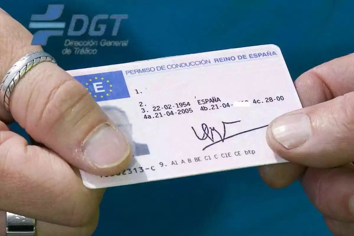 Una persona amb un permís de conducció del Regne d'Espanya emès per la Direcció General de Trànsit (DGT).