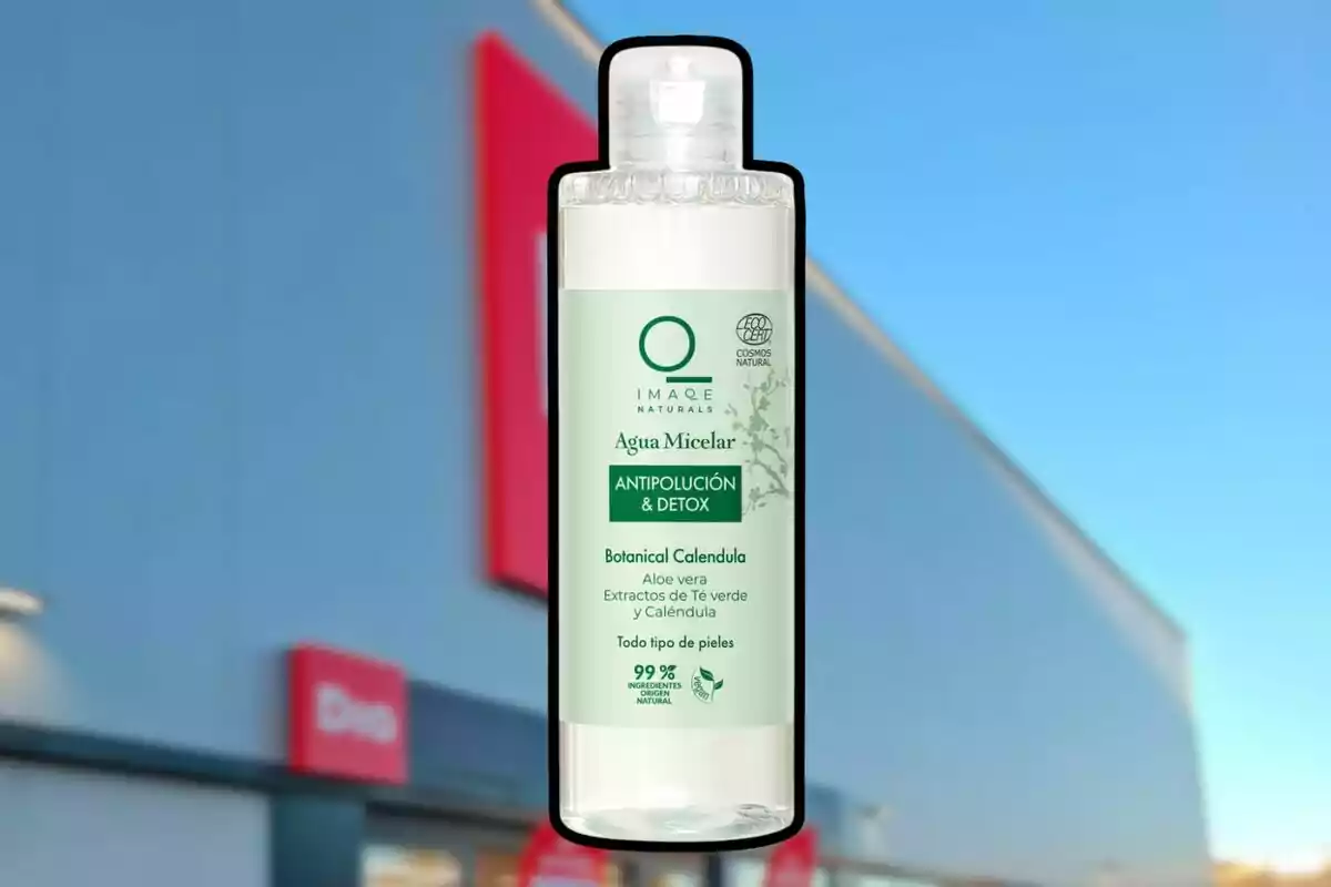 Ampolla d’aigua micel·lar antipol·lució i detox de la marca Image Naturals davant la façana d’una botiga amb rètols vermells. Ampolla d’aigua micel·lar antipol·lució i detox de la marca Image Naturals davant la façana d’una botiga amb rètols vermells.