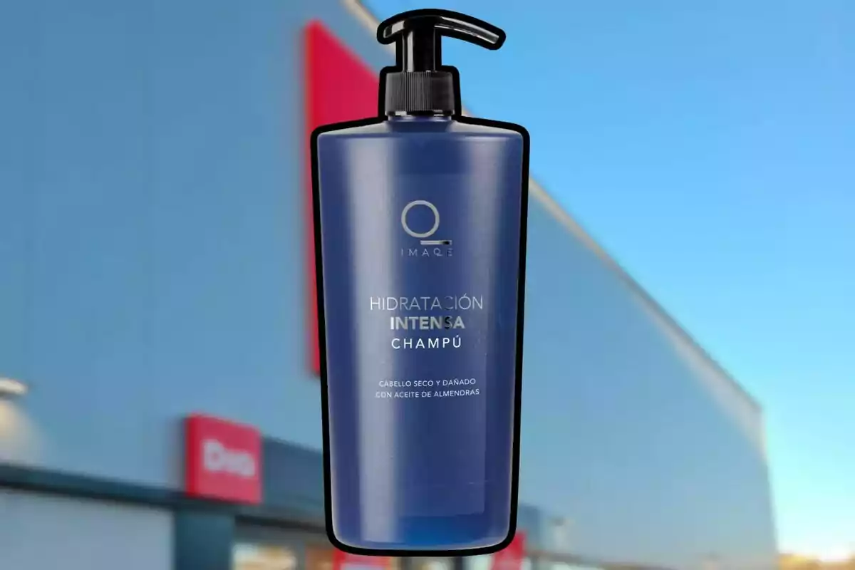 Ampolla de xampú blava amb dispensador negre davant la façana d’una botiga amb rètol vermell. Ampolla de xampú blava amb dispensador negre davant la façana d’una botiga amb rètol vermell.