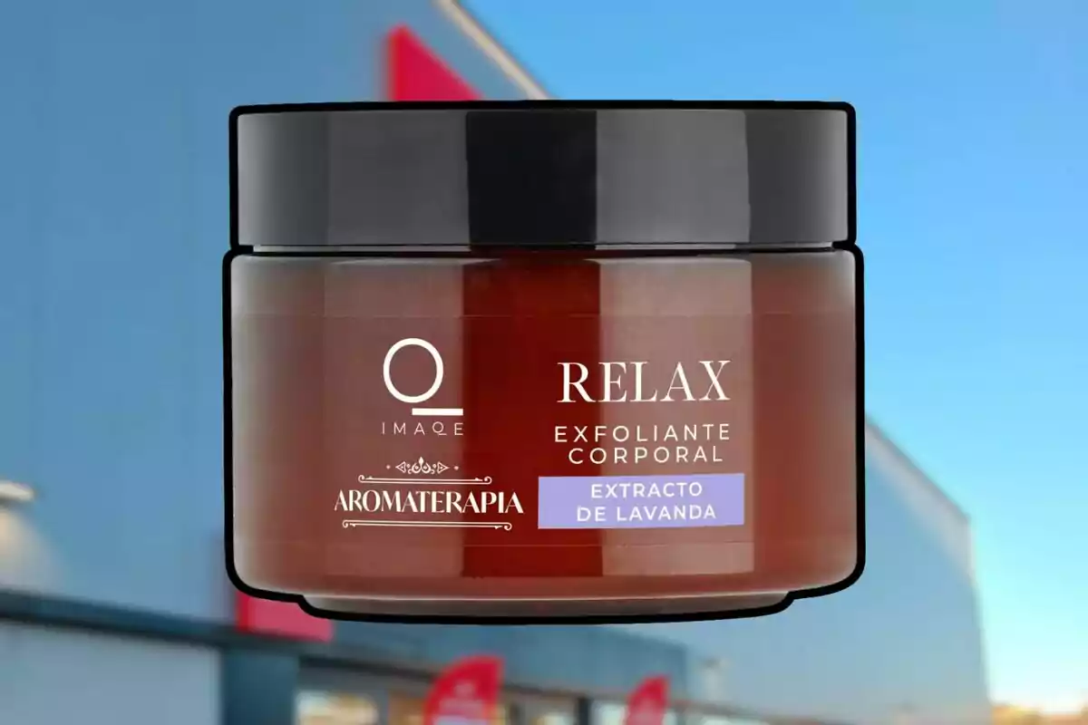Envàs d’exfoliant corporal aromateràpia relax amb extracte de lavanda sobre un fons d’edifici desenfocat i cel blau Envàs d’exfoliant corporal aromateràpia relax amb extracte de lavanda sobre un fons d’edifici desenfocat i cel blau