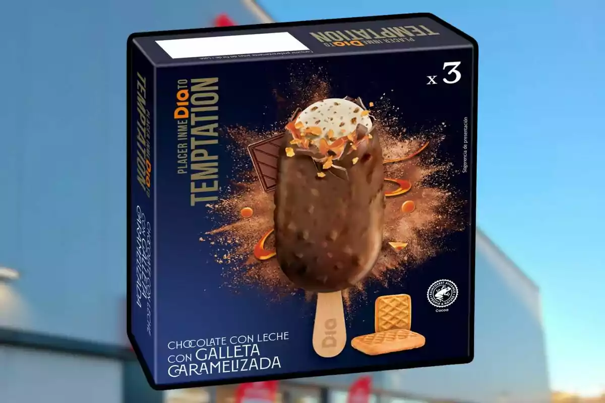 Caixa de gelats de xocolata amb llet i galeta caramel·litzada de la marca Dia amb un disseny cridaner i fons blau Caixa de gelats de xocolata amb llet i galeta caramel·litzada de la marca Dia amb un disseny cridaner i fons blau
