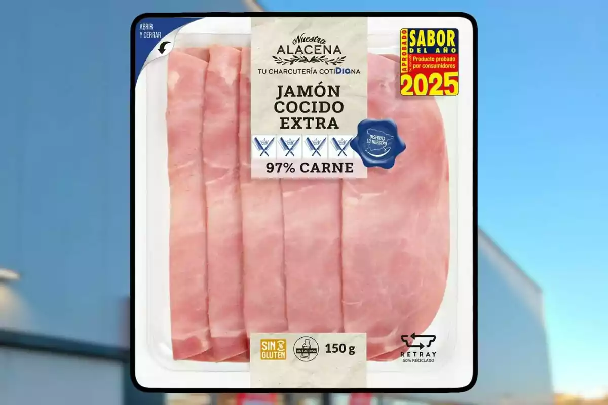 Paquet de pernil cuit extra de la marca Nuestra Alacena amb 97% de carn, sense gluten ni lactosa, pes de 150 g, en envàs retràctil 50% reciclat, aprovat com a sabor de l'any 2025. Paquet de pernil cuit extra de la marca Nuestra Alacena amb 97% de carn, sense gluten ni lactosa, pes de 150 g, en envàs retràctil 50% reciclat, aprovat com a sabor de l'any 2025.