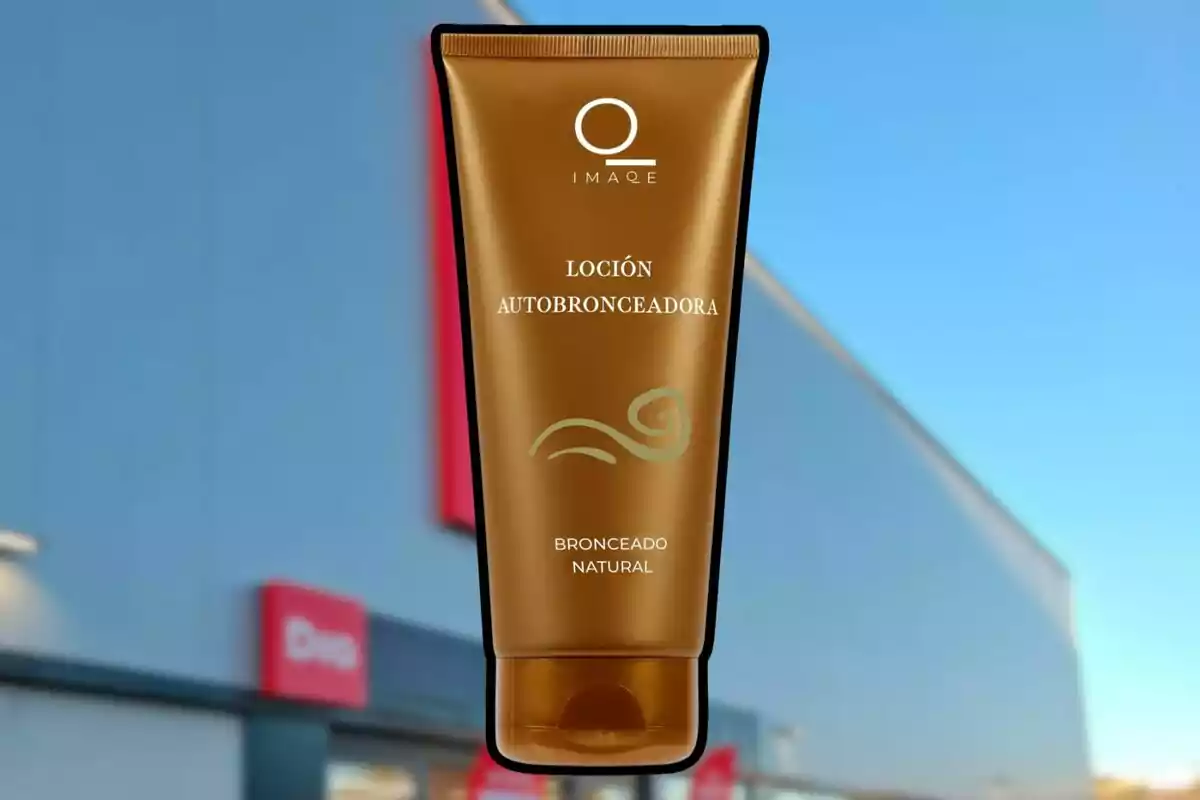 Un tub de loció autobronzejadora de color daurat amb un disseny elegant i fons de cel blau. Un tub de loció autobronzejadora de color daurat amb un disseny elegant i fons de cel blau.
