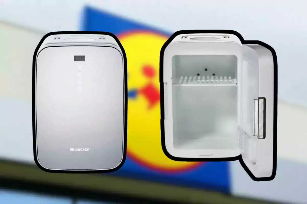 Dues vistes d’una mini nevera platejada de la marca SilverCrest amb el logotip de Lidl desenfocat al fons Dues vistes d’una mini nevera platejada de la marca SilverCrest amb el logotip de Lidl desenfocat al fons