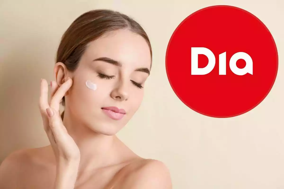 Dona aplicant-se crema facial amb els ulls tancats i un logotip vermell de la marca Dia a la dreta Dona aplicant-se crema facial amb els ulls tancats i un logotip vermell de la marca Dia a la dreta