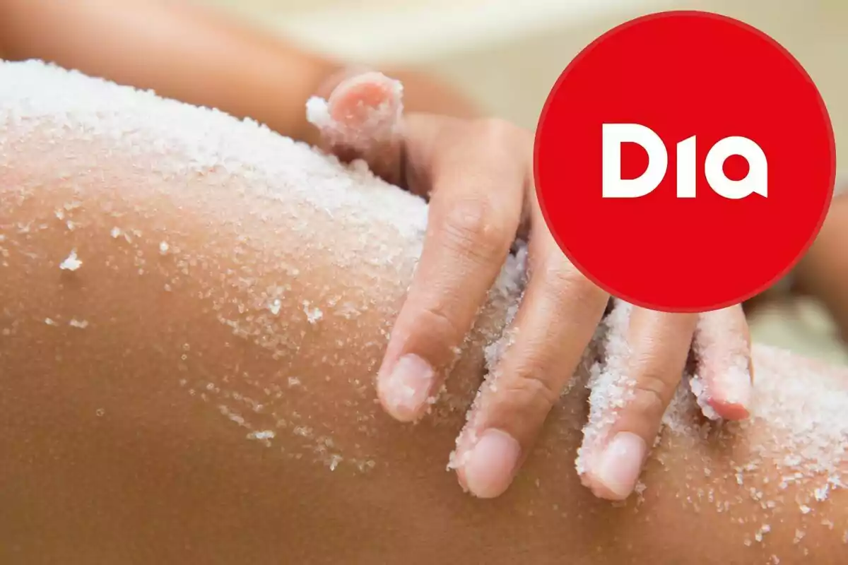 Mà aplicant exfoliant a la cama amb el logotip de Dia a la cantonada superior dreta Mà aplicant exfoliant a la cama amb el logotip de Dia a la cantonada superior dreta