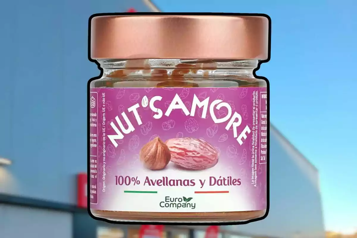 Un pot de Nut's Amore amb avellanes i dàtils al 100% de la marca Euro Company, amb tapa daurada i fons blau. Un pot de Nut's Amore amb avellanes i dàtils al 100% de la marca Euro Company, amb tapa daurada i fons blau.