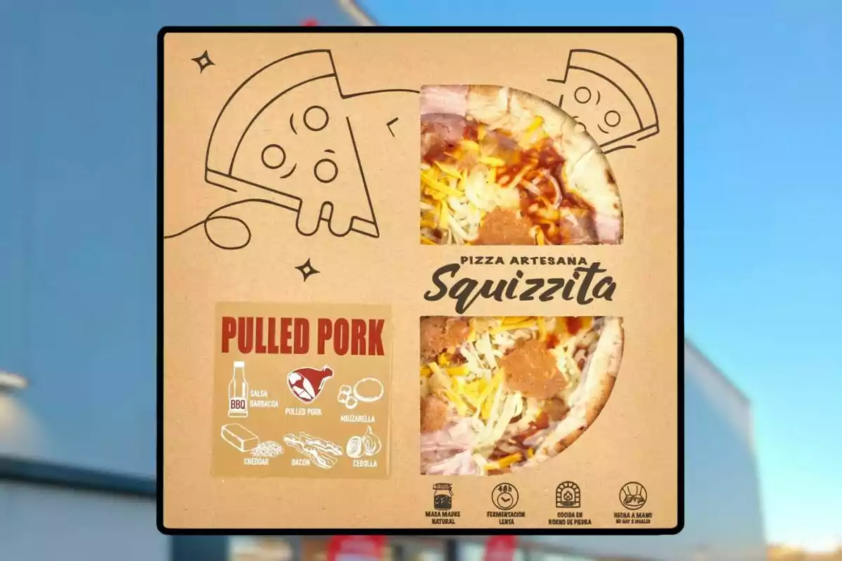 Caixa de pizza artesana Squizzita amb sabor Pulled Pork, inclou ingredients com salsa barbacoa, mozzarella, cheddar, bacon i ceba, amb massa mare natural i cuita en forn de pedra.