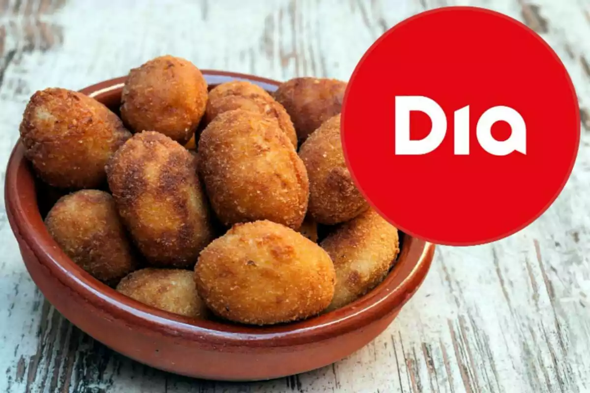 Un plat de croquetes daurades al costat d'un logotip vermell amb la paraula Un plat de croquetes daurades al costat d'un logotip vermell amb la paraula