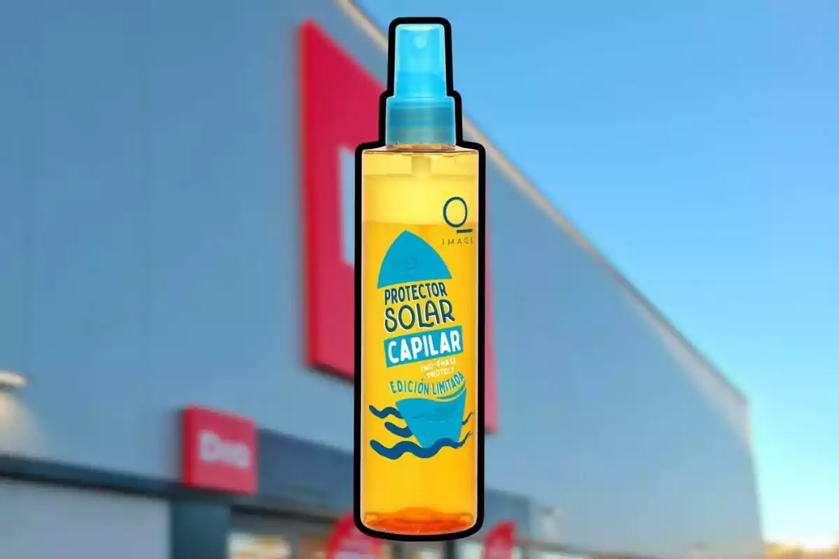 Ampolla de protector solar capil·lar en format esprai amb el fons d’una botiga i cel blau Ampolla de protector solar capil·lar en format esprai amb el fons d’una botiga i cel blau