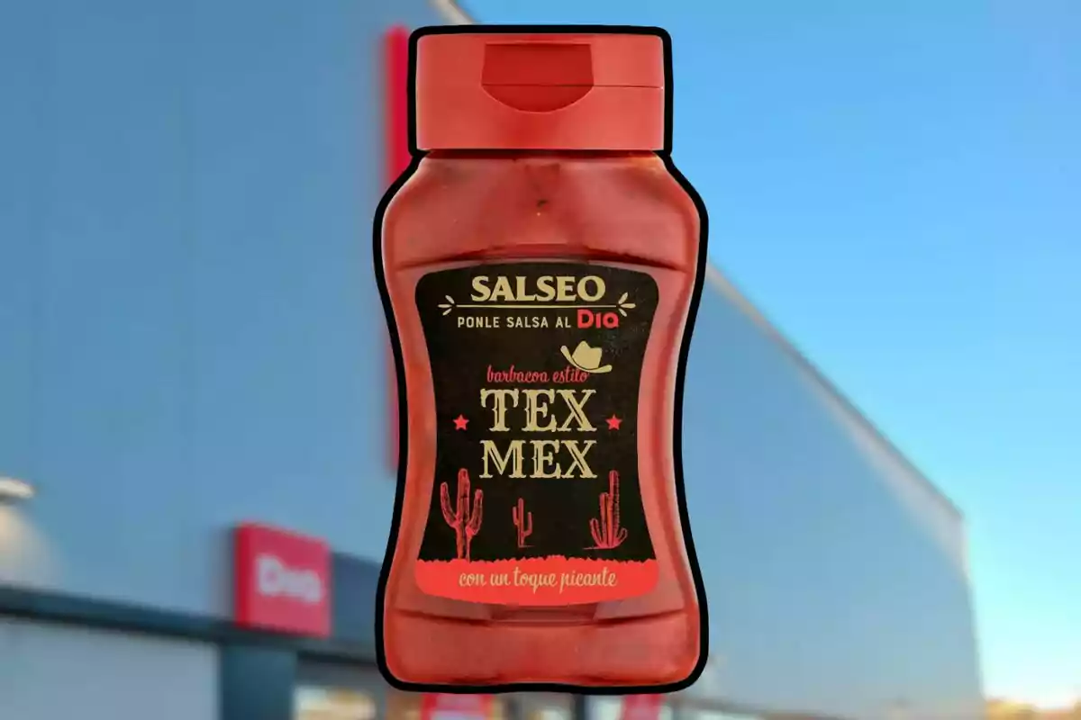 Ampolla de salsa barbacoa estil Tex Mex amb un toc picant de la marca Salseo davant d'un fons borros d'un edifici. Ampolla de salsa barbacoa estil Tex Mex amb un toc picant de la marca Salseo davant d'un fons borros d'un edifici.