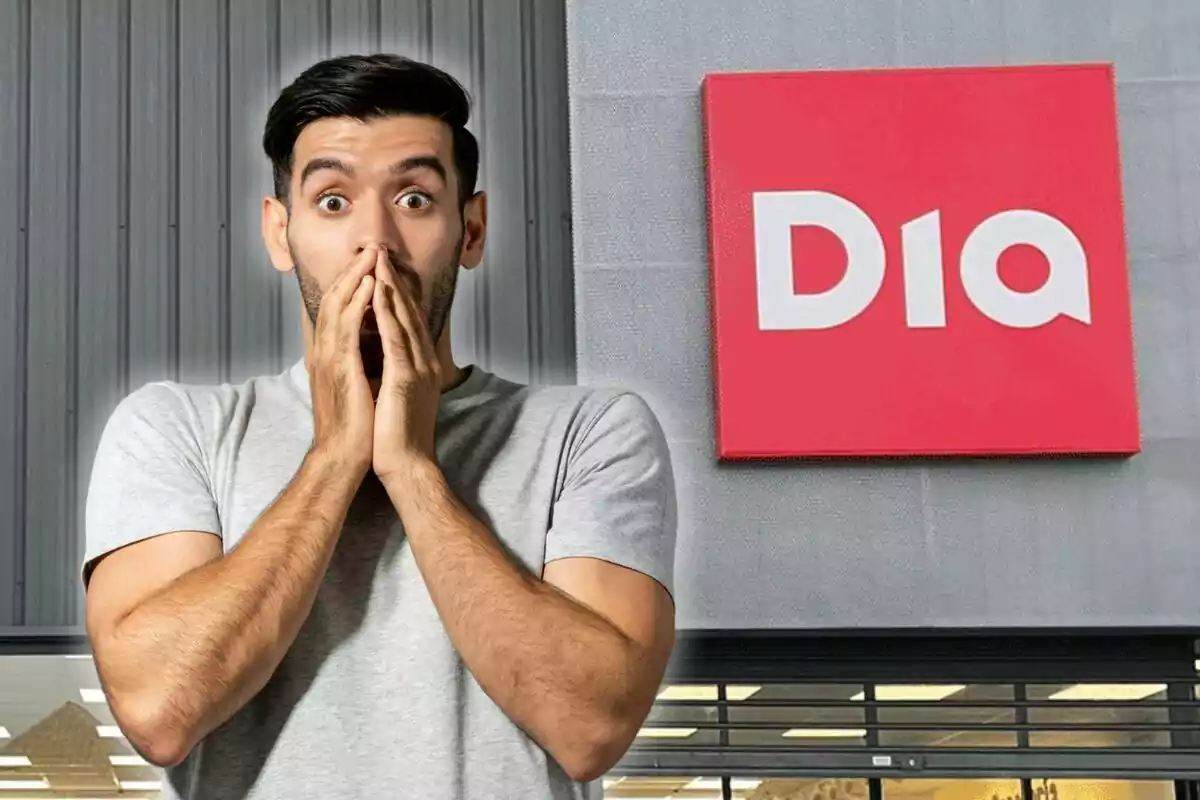 Un home amb expressió de sorpresa davant d'un cartell d'una botiga.
