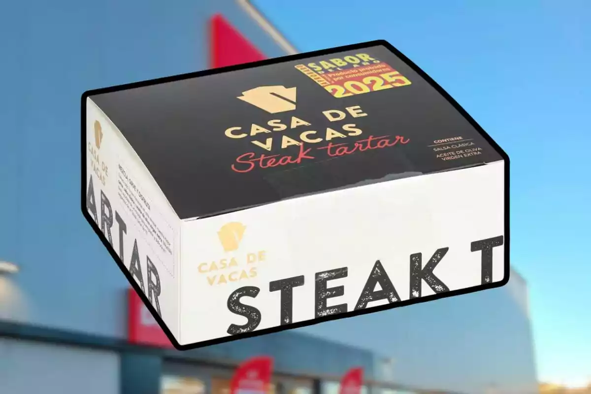 Caixa de producte de la marca Casa de Vacas amb disseny de steak tartar i text que indica Caixa de producte de la marca Casa de Vacas amb disseny de steak tartar i text que indica