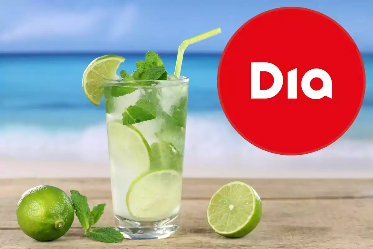 Got de mojito amb rodanxes de llima i fulles de menta sobre una taula de fusta davant del mar amb el logotip de Dia en un cercle vermell Got de mojito amb rodanxes de llima i fulles de menta sobre una taula de fusta davant del mar amb el logotip de Dia en un cercle vermell