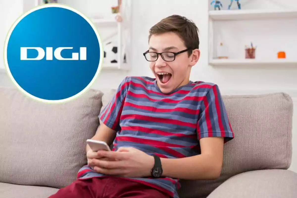 Un nen amb ulleres i samarreta de ratlles vermelles i grises riu mentre mira el telèfon mòbil, amb el logo de DIGI en un cercle blau a l'esquerra.