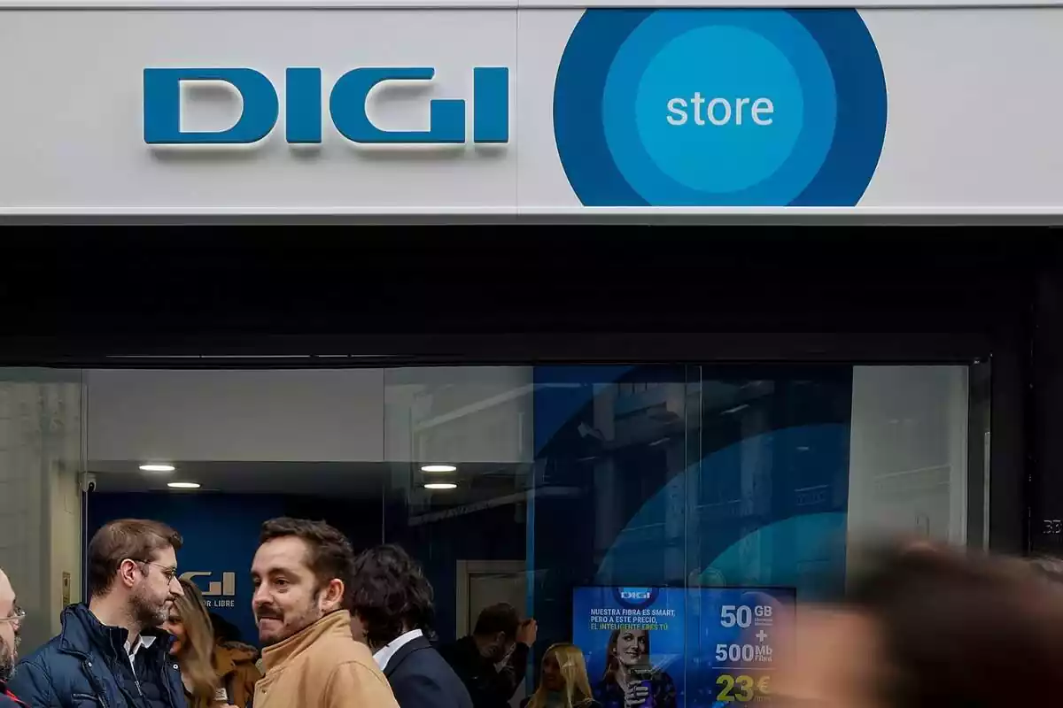 Diverses persones durant la inauguració de la primera botiga a nivell nacional de DIGI, a 23 de febrer de 2023, a València