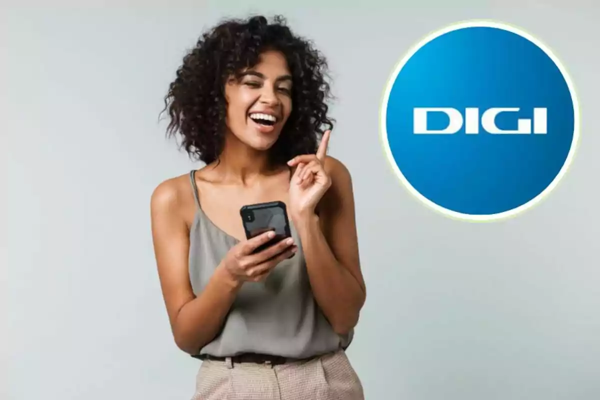 Dona somrient mentre sosté un telèfon mòbil amb el logotip de DIGI al fons.