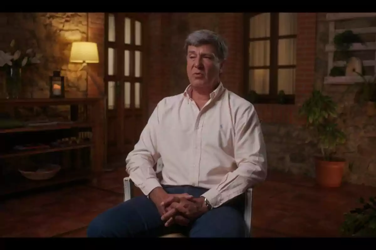 Cayetano Martínez de Irujo de cabell canós i camisa clara està assegut en una cadira en una habitació amb parets de maó i pedra, amb un llum encesa i plantes decoratives al fons. Captura de 'Dinasties' el 31 d'agost de 2024 Cayetano Martínez de Irujo de cabell canós i camisa clara està assegut en una cadira en una habitació amb parets de maó i pedra, amb un llum encesa i plantes decoratives al fons. Captura de 'Dinasties' el 31 d'agost de 2024