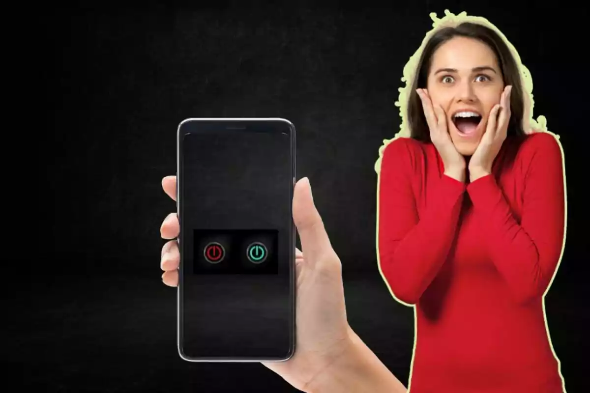 Una dona amb expressió de sorpresa és al costat d?una mà que sosté un telèfon mòbil amb dos botons d?encesa i apagat a la pantalla.