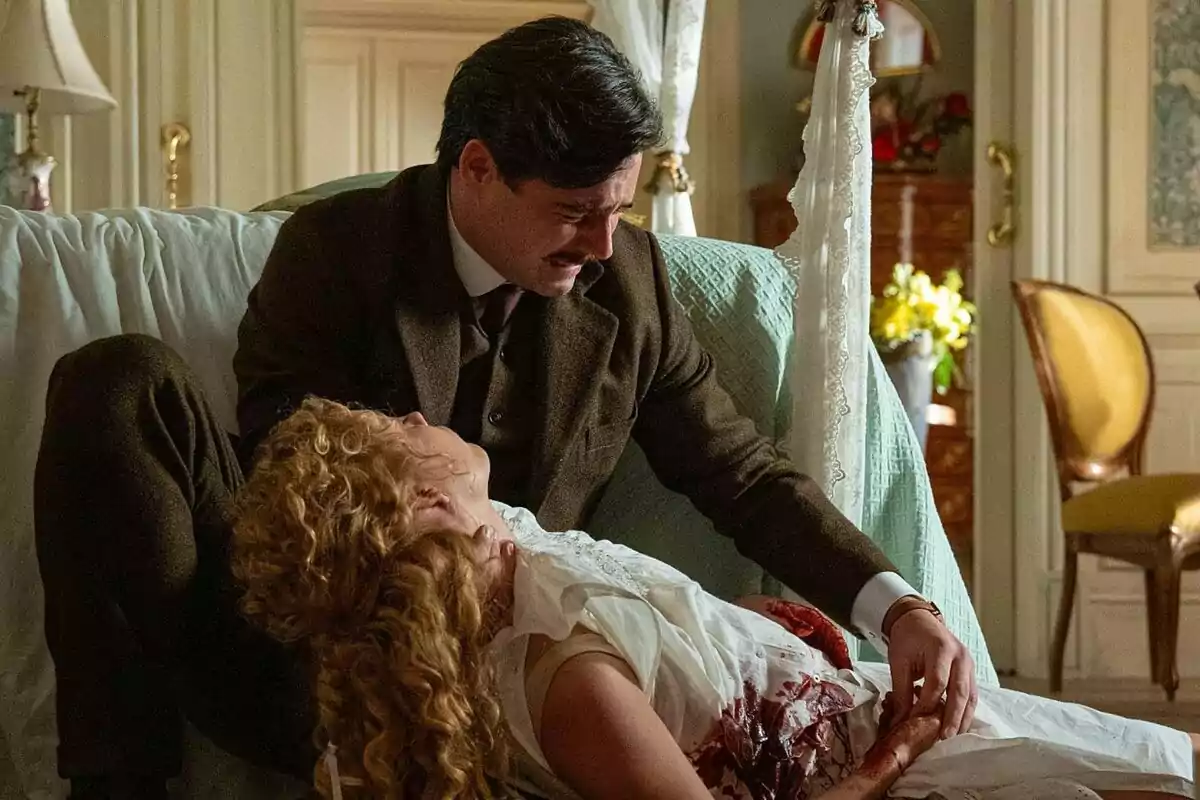 Arturo Sancho with a mustache holds an injured Ana Garcés in an elegantly decorated room in La Promesa. Arturo Sancho with a mustache holds an injured Ana Garcés in an elegantly decorated room in La Promesa.