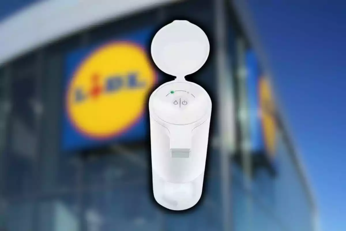 Un dispensador de sabó blanc amb tapa oberta de Lidl davant d'un edifici amb un logotip borros al fons. Un dispensador de sabó blanc amb tapa oberta de Lidl davant d'un edifici amb un logotip borros al fons.