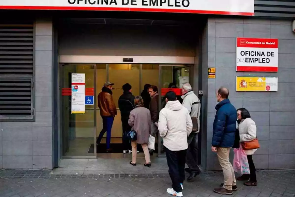 Diverses persones fan cua per entrar a l'oficina d'ocupació a la ciutat de Madrid